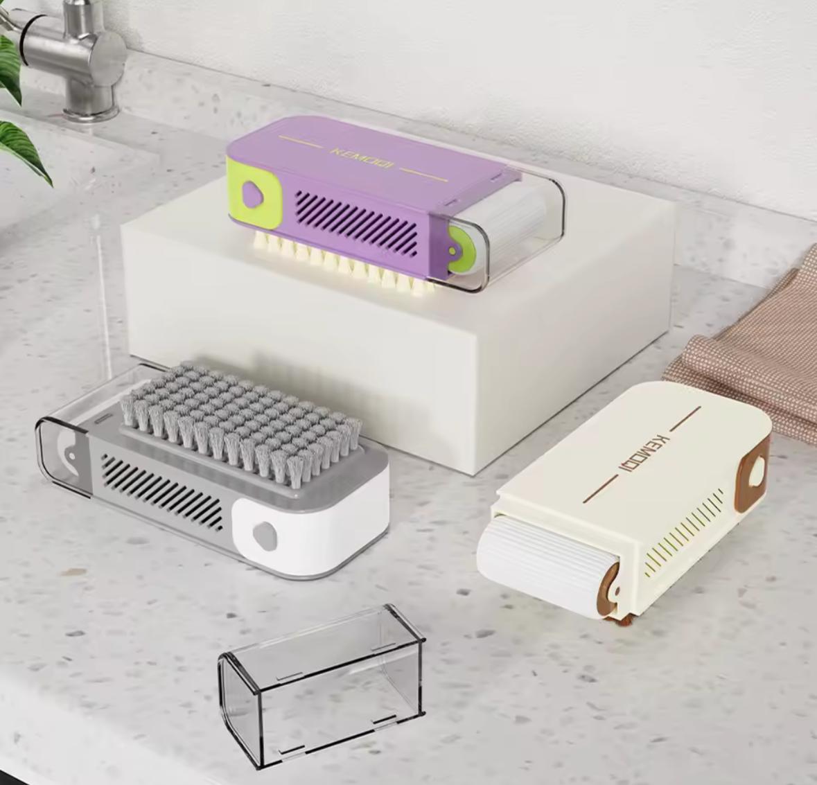 Brosse multifonction avec réservoir de savon