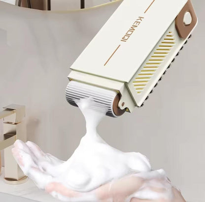 Brosse multifonction avec réservoir de savon